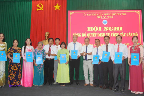 Sở Y tế TP Cần Thơ công bố và trao các quyết định về công tác cán bộ